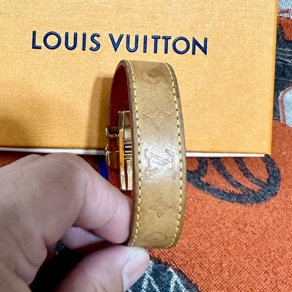 LOUIS VUITTON❤️🌟 IMPREINTE BROWN VACHETA LEATHER BRACELET⭐️ - Picture 9 of 9